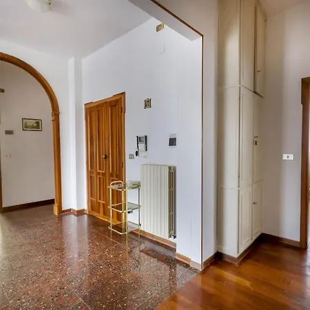 Il Lupo E La Volpe - Parcheggio Gratis